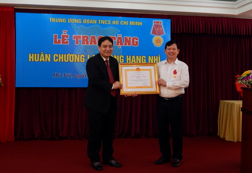 Đồng chí Nguyễn Đắc Vinh trao Huân chương Lao động hạng Nhì của Chủ tịch nước cho đồng chí Bùi Văn Khải